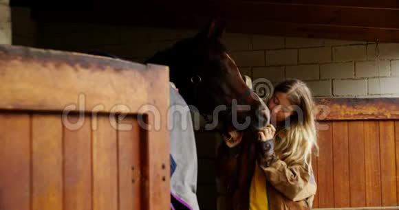 女人在马厩里亲吻马视频的预览图
