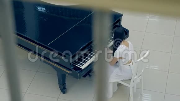 从上面的女孩弹钢琴没有脸4K视频的预览图