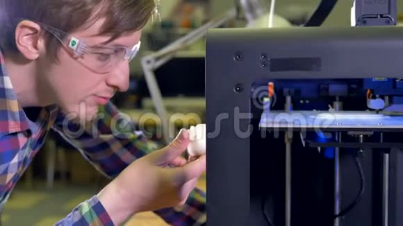 工程师观看3D打印机上打印的白头4K视频的预览图