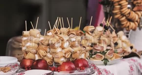 传统白俄罗斯菜不同馅的煎饼东方传统民俗庆典的属性视频的预览图
