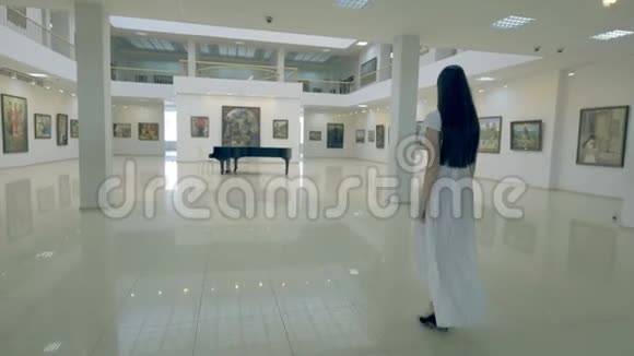 女孩来弹钢琴斯坦迪卡姆4K视频的预览图