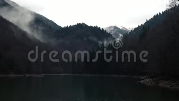 白烟耸立在高山中的湖泊视频的预览图