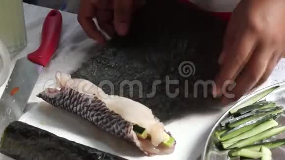 小学女生在年度烹饪比赛中包鱼寿司卷视频的预览图
