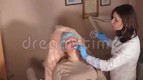美容师将注射器注射肉毒杆菌进入面部鼻唇部视频的预览图