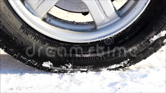 汽车的车轮在雪地里打滑视频的预览图
