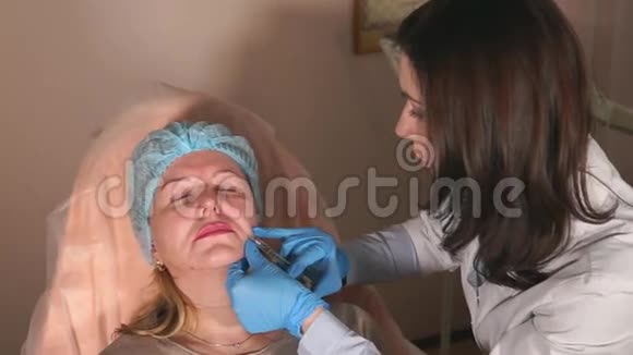 医生在病人鼻唇部的皱纹处注射肉毒杆菌视频的预览图