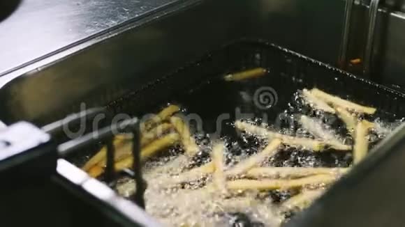 以4k分辨率慢动作在深油炸锅中烹调炸薯条的过程视频的预览图