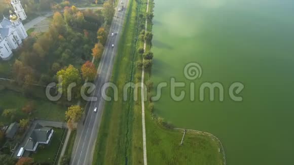 无人机鸟瞰图绿湖下有车的道路视频的预览图