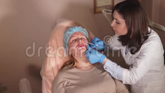 美容师将注射器注射肉毒杆菌进入面部鼻唇部视频的预览图