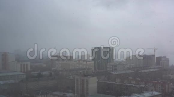 在这座城市的背景下阴天下雪视频的预览图