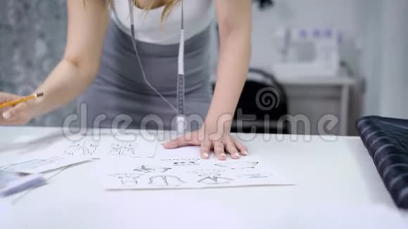 时装设计师正在工厂的裁缝桌上工作视频的预览图