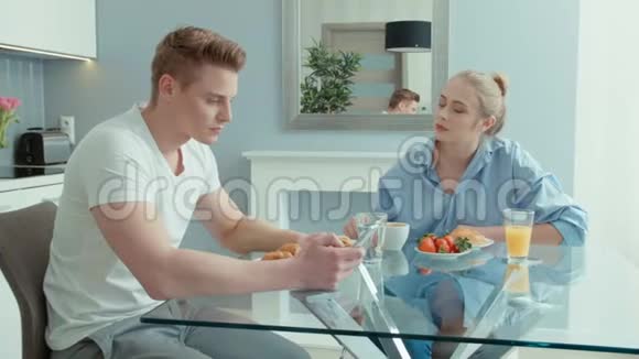 漂亮的年轻夫妇在厨房争吵视频的预览图