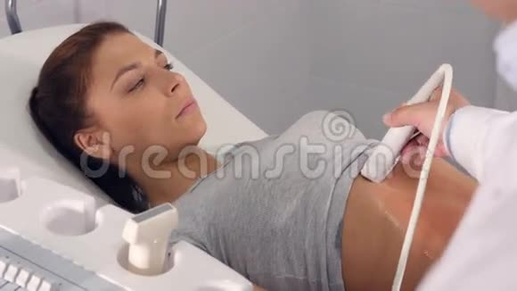 女性正在现代诊所接受腹部超声检查4K视频的预览图