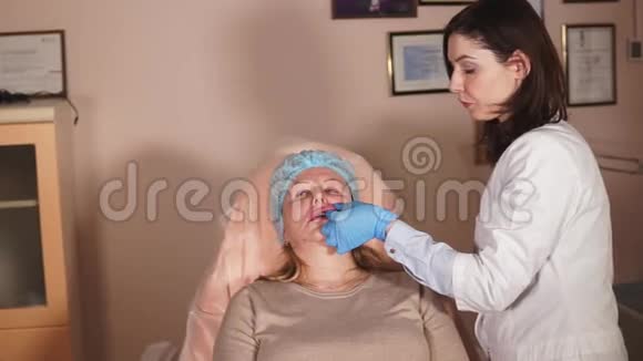 美容师检查注射肉毒杆菌后病人的病情视频的预览图