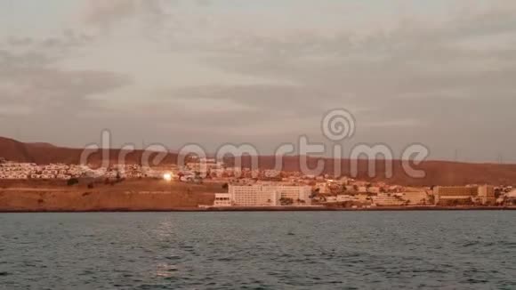 加那利岛南岸从海上航行的船上观看视频的预览图