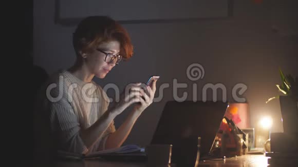 加班概念女人晚上在办公室用电脑工作视频的预览图