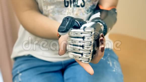 女性使用未来的机器人半机械臂真正的现代医疗机器人假肢视频的预览图