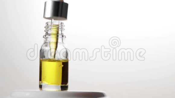 玻璃瓶与吸管精油滴在缓慢的运动自然疗法视频的预览图