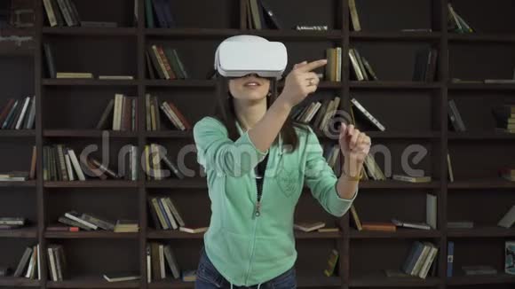 一个穿着虚拟屏幕耳机的女人视频的预览图