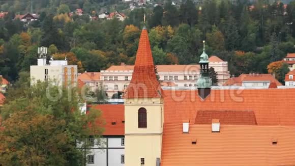 捷克共和国塞斯基克鲁姆洛夫城市景观中的修道院骑士团修道院的大型建筑群视频的预览图