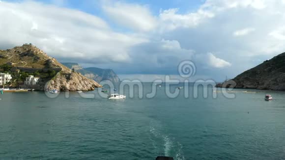 旅游摩托艇漂浮在海湾里视频的预览图