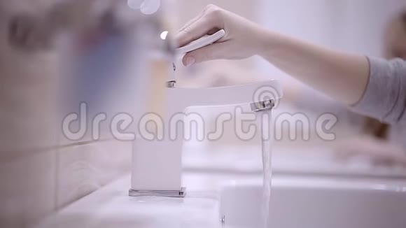 两个小女孩在浴室里用肥皂洗手视频的预览图