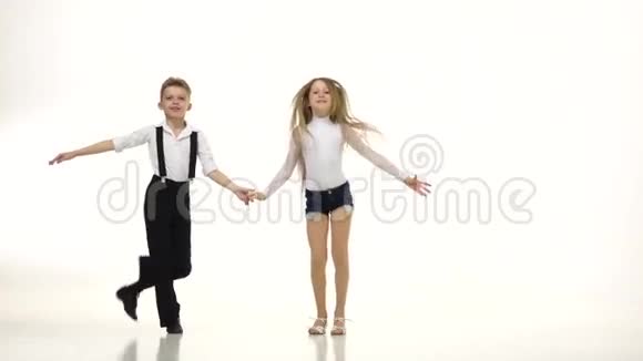 穿着漂亮服装的小舞者表演一支舞蹈白色背景缓慢的一元视频的预览图