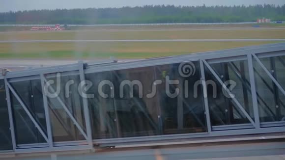 两名乘客乘坐飞机通过一座航空桥视频的预览图