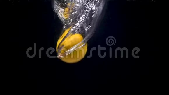 液体中掉下来的柠檬脚印视频的预览图