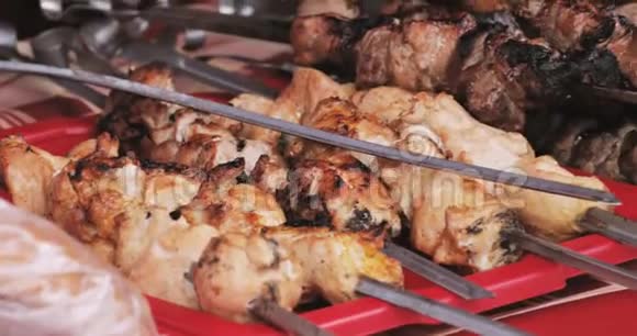 在金属烤架上烤制的高加索烧烤肉沙士肉串街头食品视频的预览图