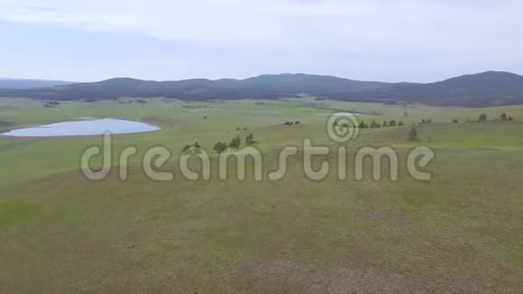 一个长满草木的高地的无人机视频视频的预览图
