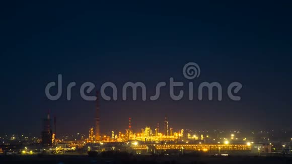 4K时程夜间发光的炼油厂的全景就像背景视频的预览图
