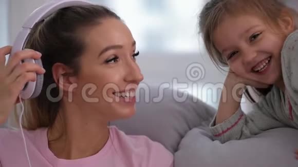 快乐的母亲和女儿一起在家视频的预览图