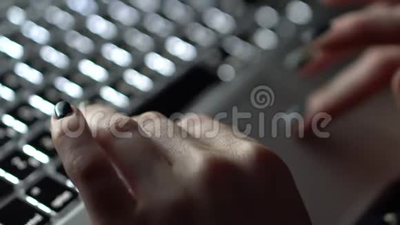 女性手指触摸笔记本电脑触摸板视频的预览图