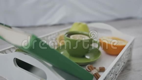 托盘与美味的早餐在床上有一本书旁边印度支视频的预览图