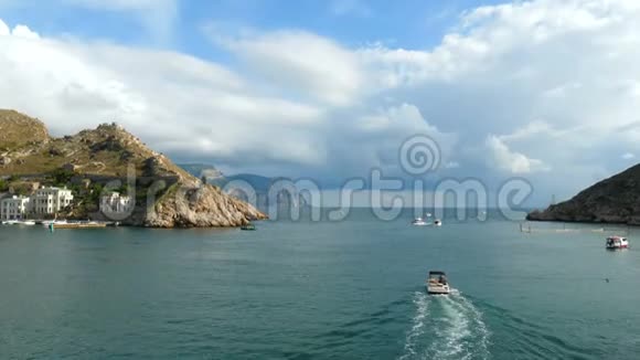 旅游摩托艇漂浮在海湾里视频的预览图