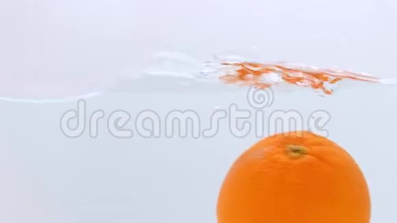 漂浮在水中的桔子视频的预览图