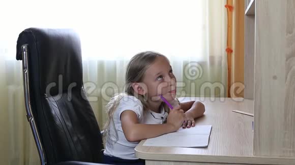 年轻女孩想坐在室内桌子旁的黑色椅子上回到学校的概念白种人女孩坐在旁边视频的预览图