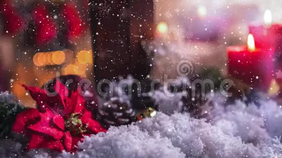 窗外的蜡烛和圣诞装饰与降雪结合在一起视频的预览图