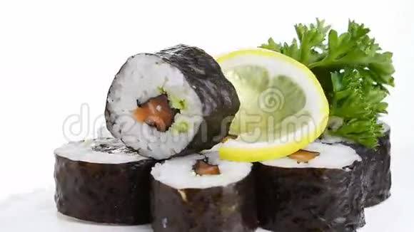 在白色上的寿司视频的预览图