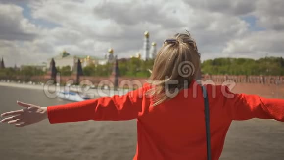 金发女孩很高兴来到莫斯科这个女孩对克里姆林宫塔楼的全景和美丽感到高兴视频的预览图