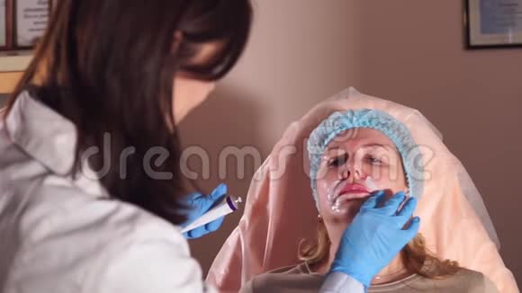 一位整形外科医生用麻醉药给这位妇女注射疼痛视频的预览图