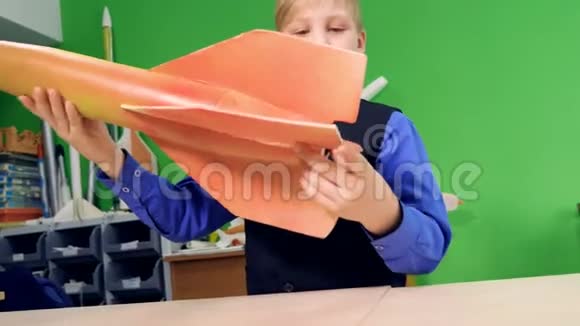 一个孩子在学校做太空火箭模型视频的预览图