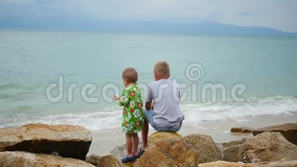泰国孩子们坐在海边眺望远方视频的预览图