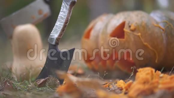 万圣节可怕的南瓜和屠刀万圣节概念视频的预览图