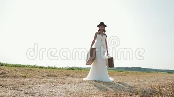 美丽的新娘在阳光公园享受婚纱视频的预览图