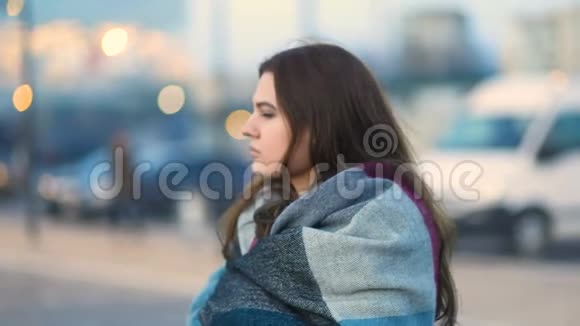 令人惊叹的年轻模特女孩与卡布奇诺彩色头发叹息寒冷的城市街道与汽车稳定凸轮慢镜头视频的预览图