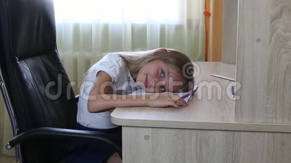 女孩躺在桌子上年轻女孩学习累了白人女孩躺着悲伤的脸特写镜头回到学校的概念视频的预览图