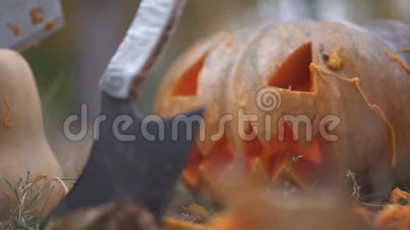 万圣节可怕的南瓜和屠刀万圣节概念视频的预览图