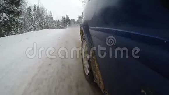 脏雪从汽车的车轮下飞了出来汽车侧的慢动作视频视图开着一辆车视频的预览图
